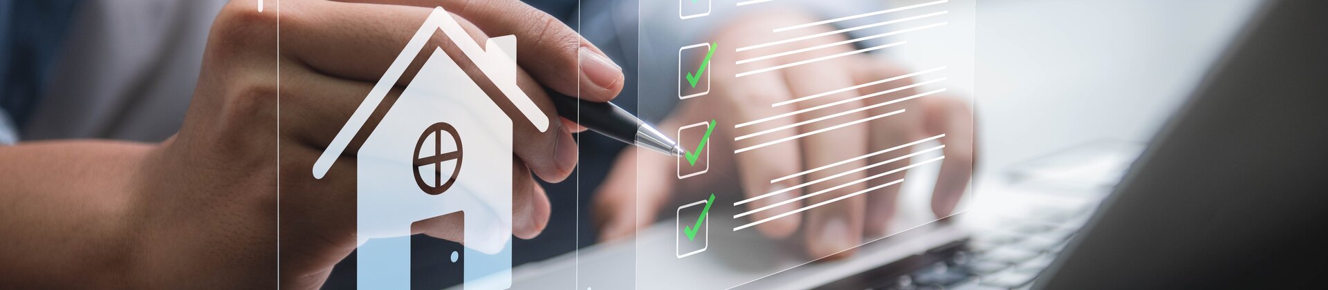 Person arbeitet am Laptop mit digitalem Haus-Symbol und Checkliste für Immobilienverwaltung