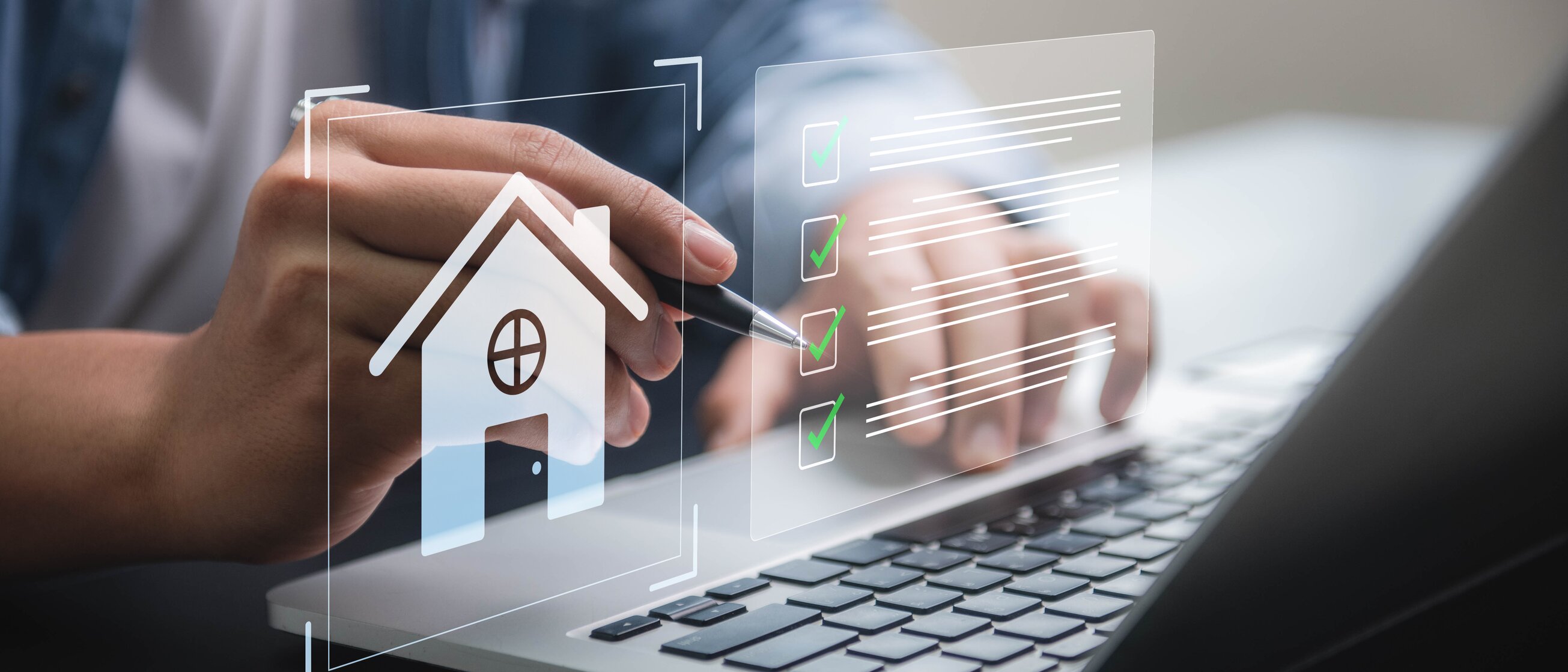 Weiterbildung im Bereich Immobilienverwaltung: Ein Immobilienverwalter überprüft digitale Checkliste für effiziente Immobilienverwaltung.
