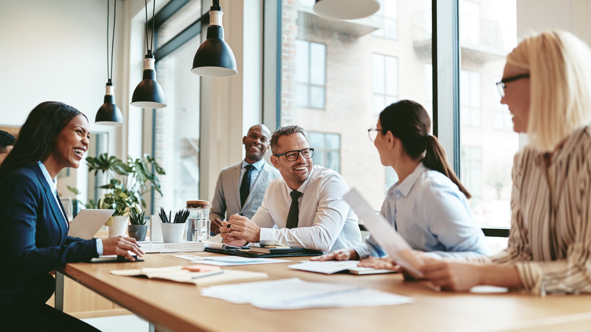 Geschäftsmeeting in modernem Büro, Team arbeitet gemeinsam an Projekten