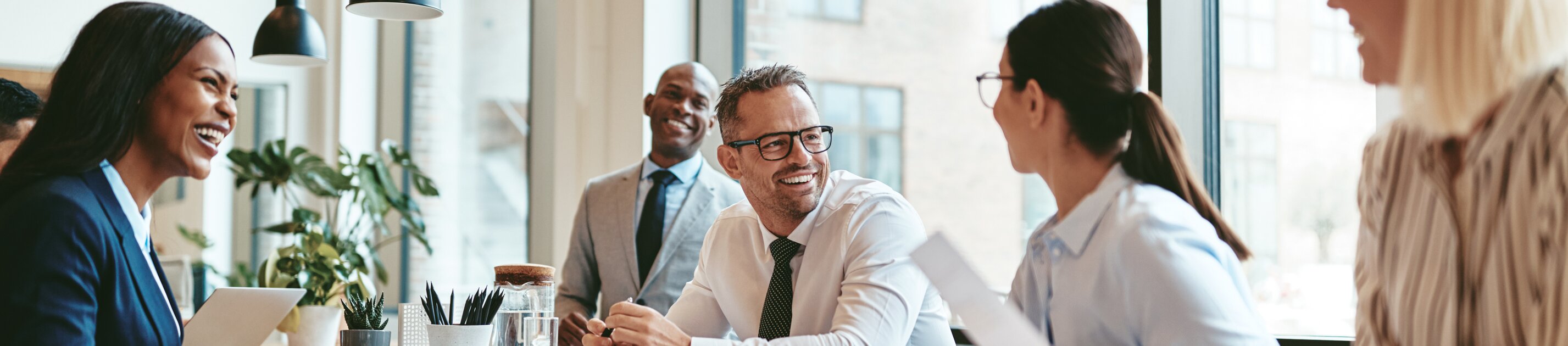 Geschäftsmeeting in modernem Büro, Team arbeitet gemeinsam an Projekten