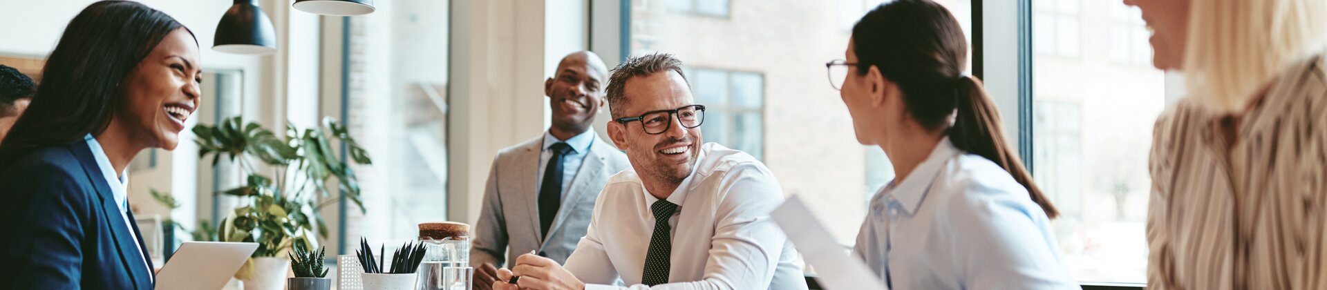 Geschäftsmeeting in modernem Büro, Team arbeitet gemeinsam an Projekten