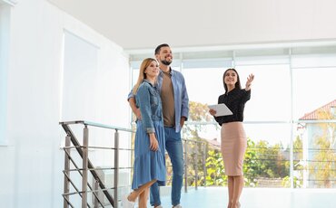 Immobilienmaklerin präsentiert modernes Objekt – IHK-Zertifikatslehrgang für Immobilienmakler/-innen