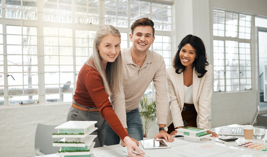 Team von Architekten arbeitet gemeinsam an Bauplänen im modernen Büro