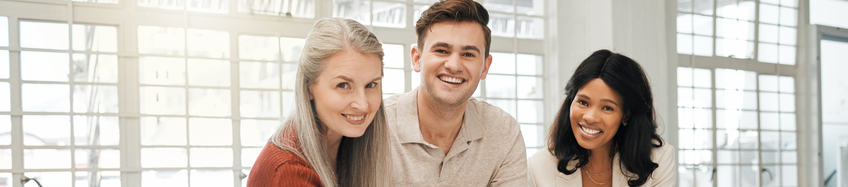 Team von Architekten arbeitet gemeinsam an Bauplänen im modernen Büro