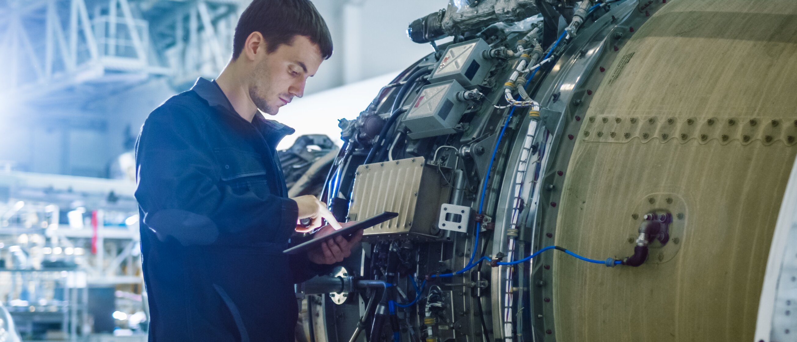 echniker überprüft elektrische Anlage mit Tablet – Symbol für technische Verantwortung und praxisorientiertes Arbeiten im Beruf des Industriemeisters Elektrotechnik