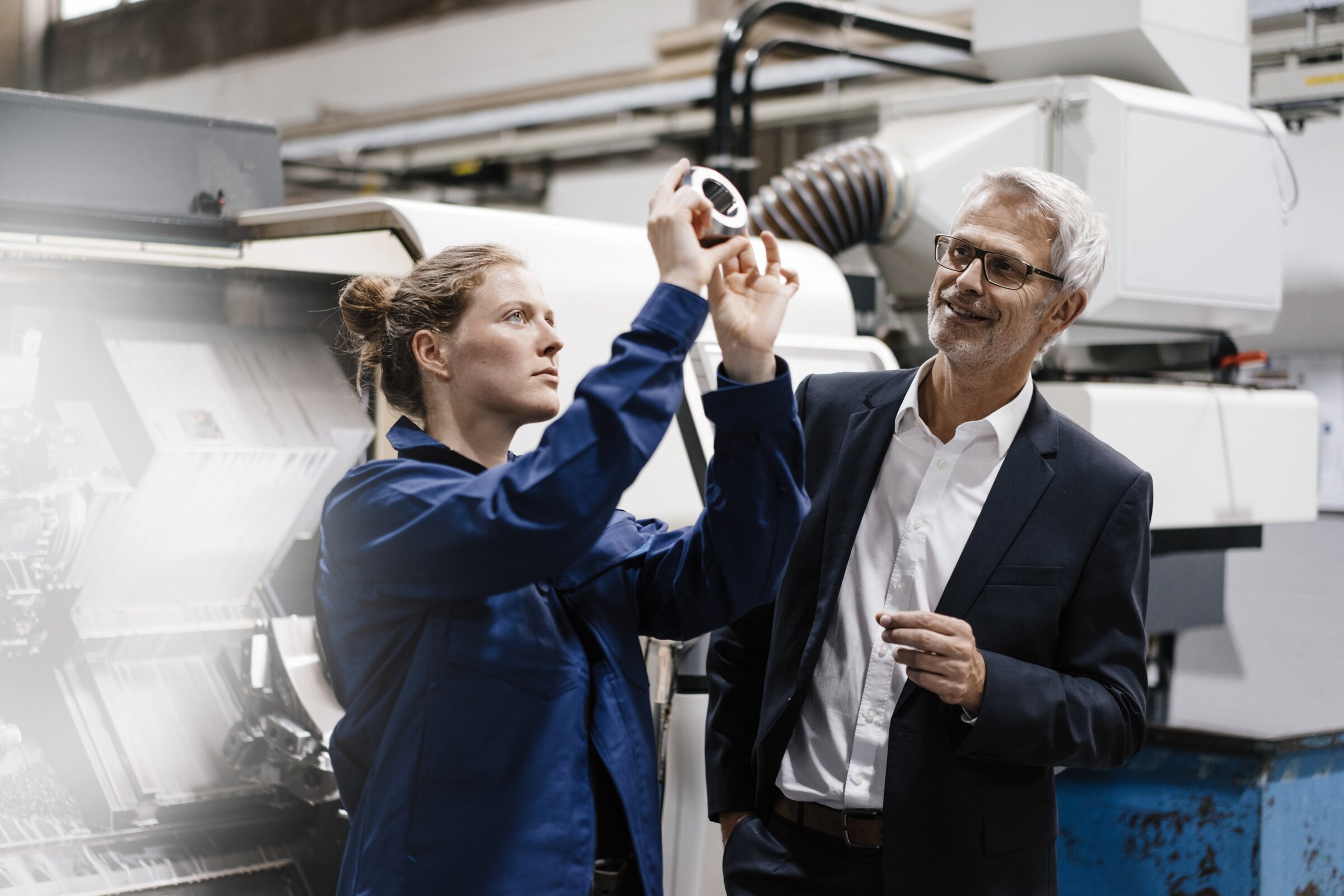 Mann arbeitet am Computer mit mehreren Monitoren – Symbolbild für das DSGVO-Update für Datenschutzbeauftragte an der IHK Akademie Mühldorf