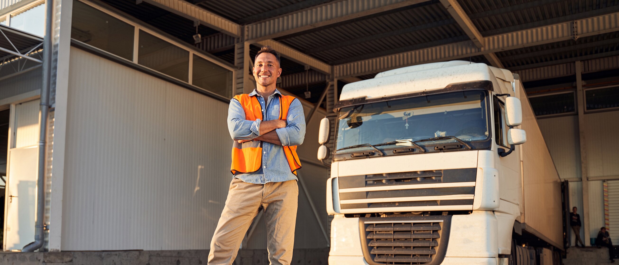 Weiterbildung zum Gepr. Meister Kraftverkehr: Kraftverkehrsmeister steht vor einem LKW. 