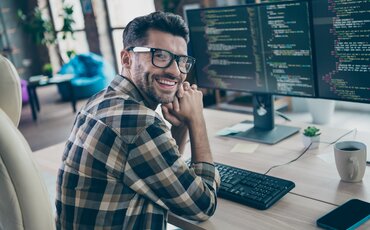 Fachkraft stärkt in der Weiterbildung sein Wissen über Künstliche Intelligenz und innovative Einsatzmöglichkeiten im Unternehmen.