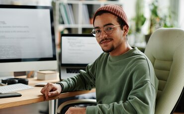 Fachkraft analysiert Computersysteme zur Verbesserung der Informationssicherheit und Datensicherheit