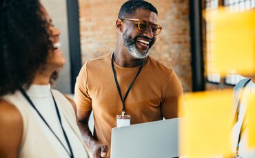 Teilnehmende des Trainingsprogramms Digital Transformation Manager/-in IHK arbeiten gemeinsam an digitalen Strategien