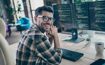 Teilnehmer der KI-Weiterbildung arbeitet mit Computercode und Datenanalysen – Künstliche Intelligenz praxisnah lernen an der IHK Akademie München.