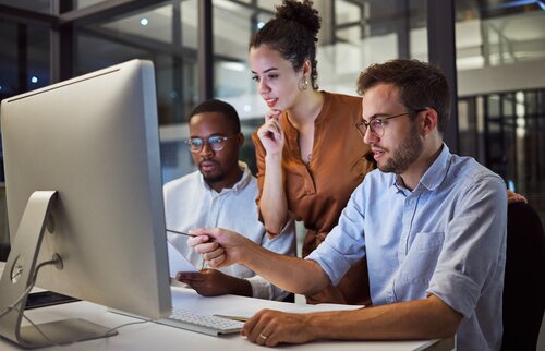 Team bespricht Datenschutz- und IT-Themen am Bildschirm im Büro.