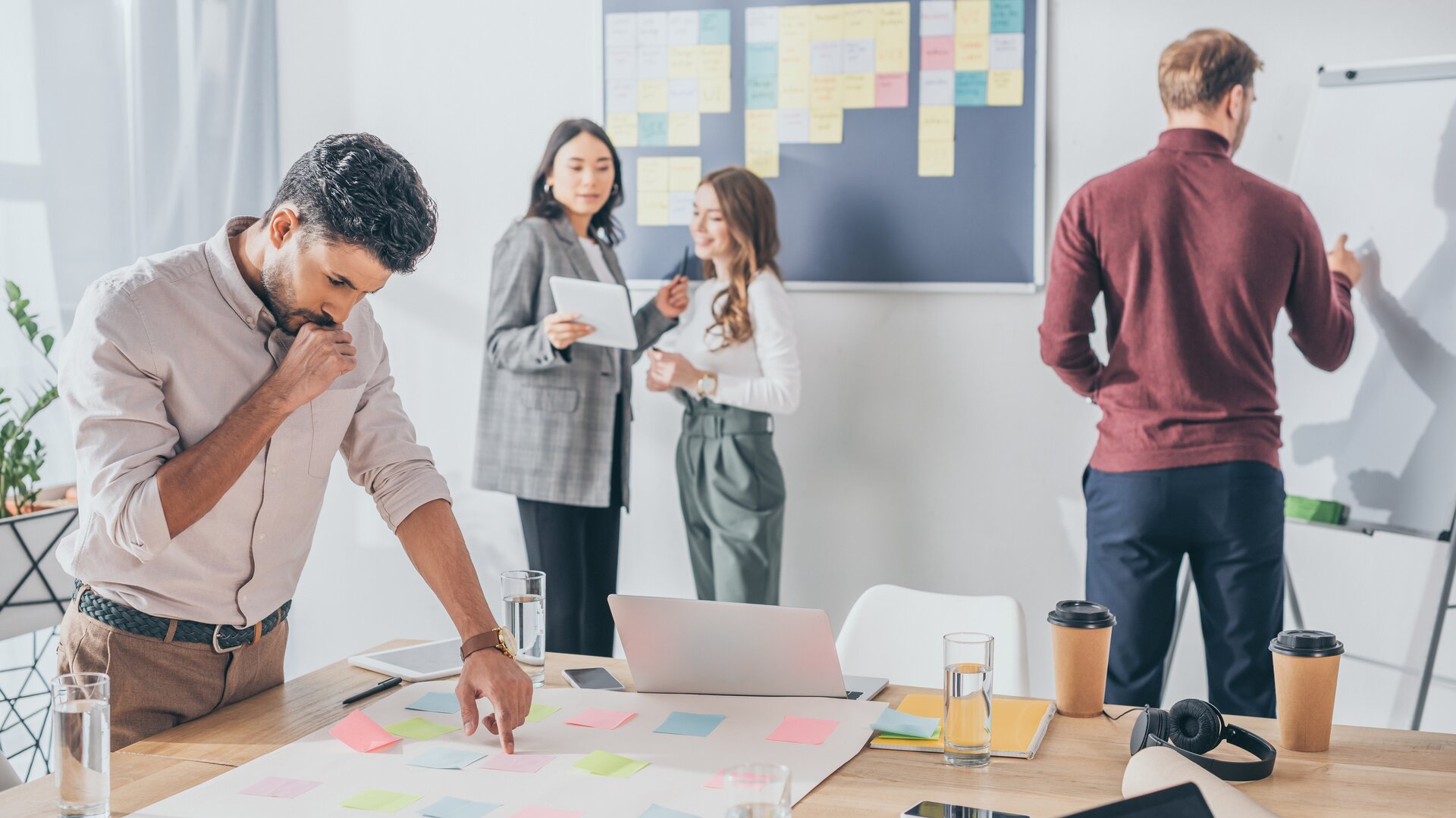 Team bei der agilen Projektplanung mit Sticky Notes in einem modernen Büro.