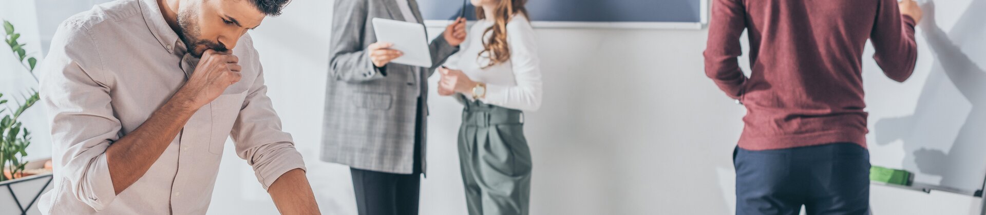 Team bei der agilen Projektplanung mit Sticky Notes in einem modernen Büro.