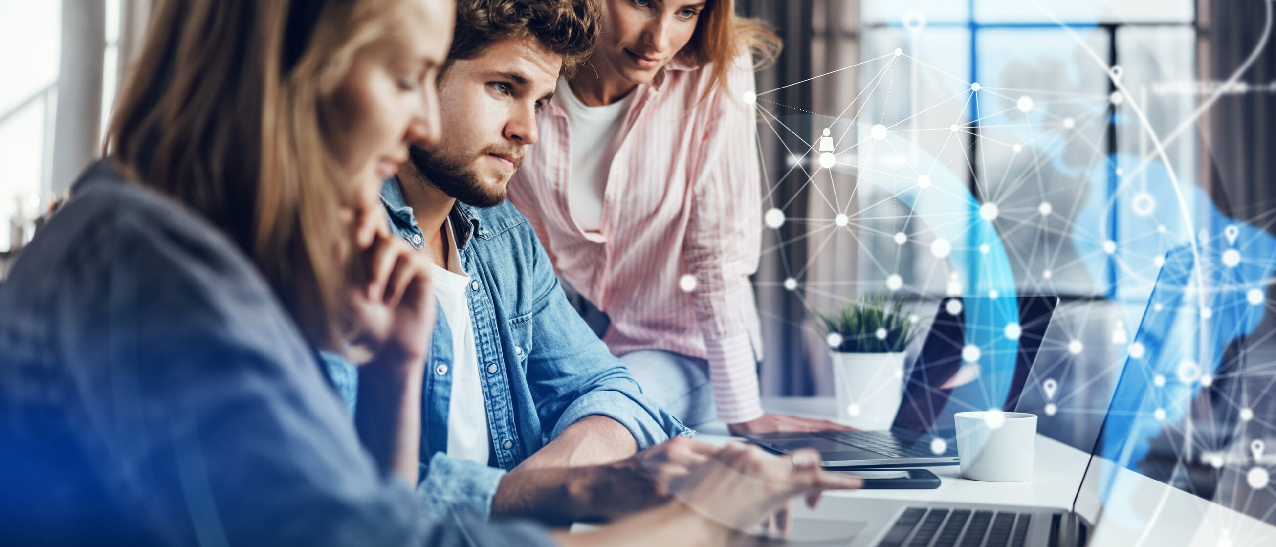 Team arbeitet an KI-Projekten und digitalen Innovationen im Rahmen einer praxisnahen Weiterbildung an der IHK Akademie München