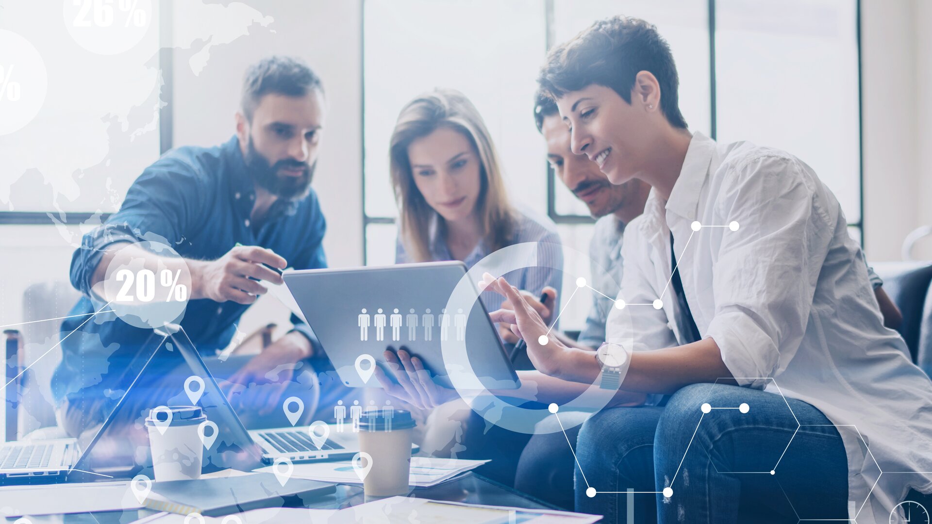 Team arbeitet gemeinsam an digitalen Daten und Statistiken auf einem Laptop