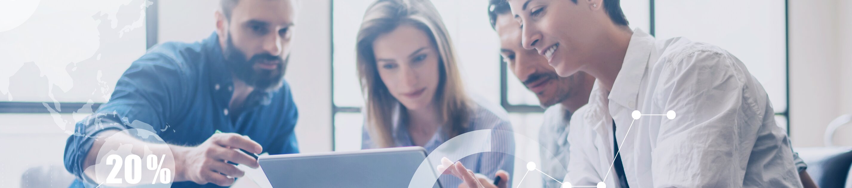 Team arbeitet gemeinsam an digitalen Daten und Statistiken auf einem Laptop