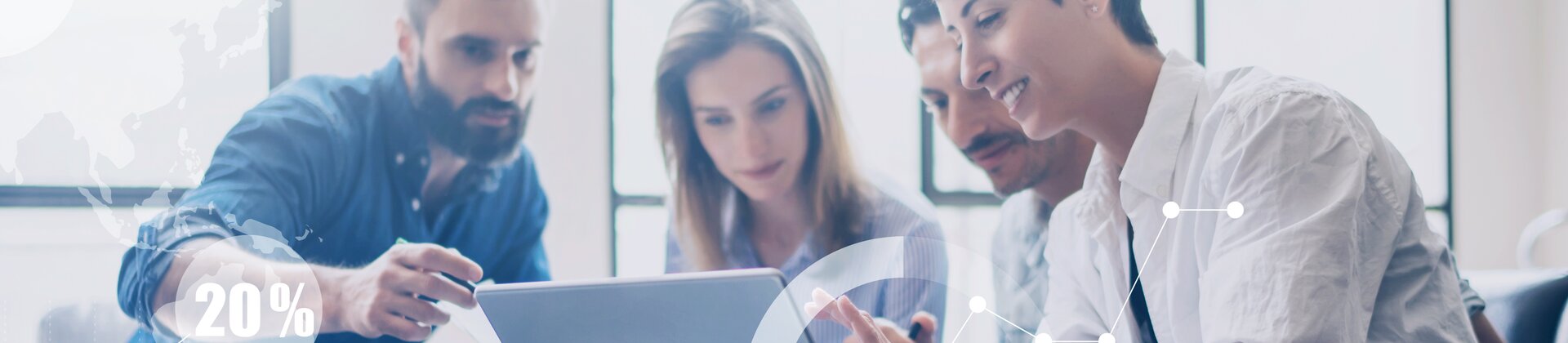 Team arbeitet gemeinsam an digitalen Daten und Statistiken auf einem Laptop