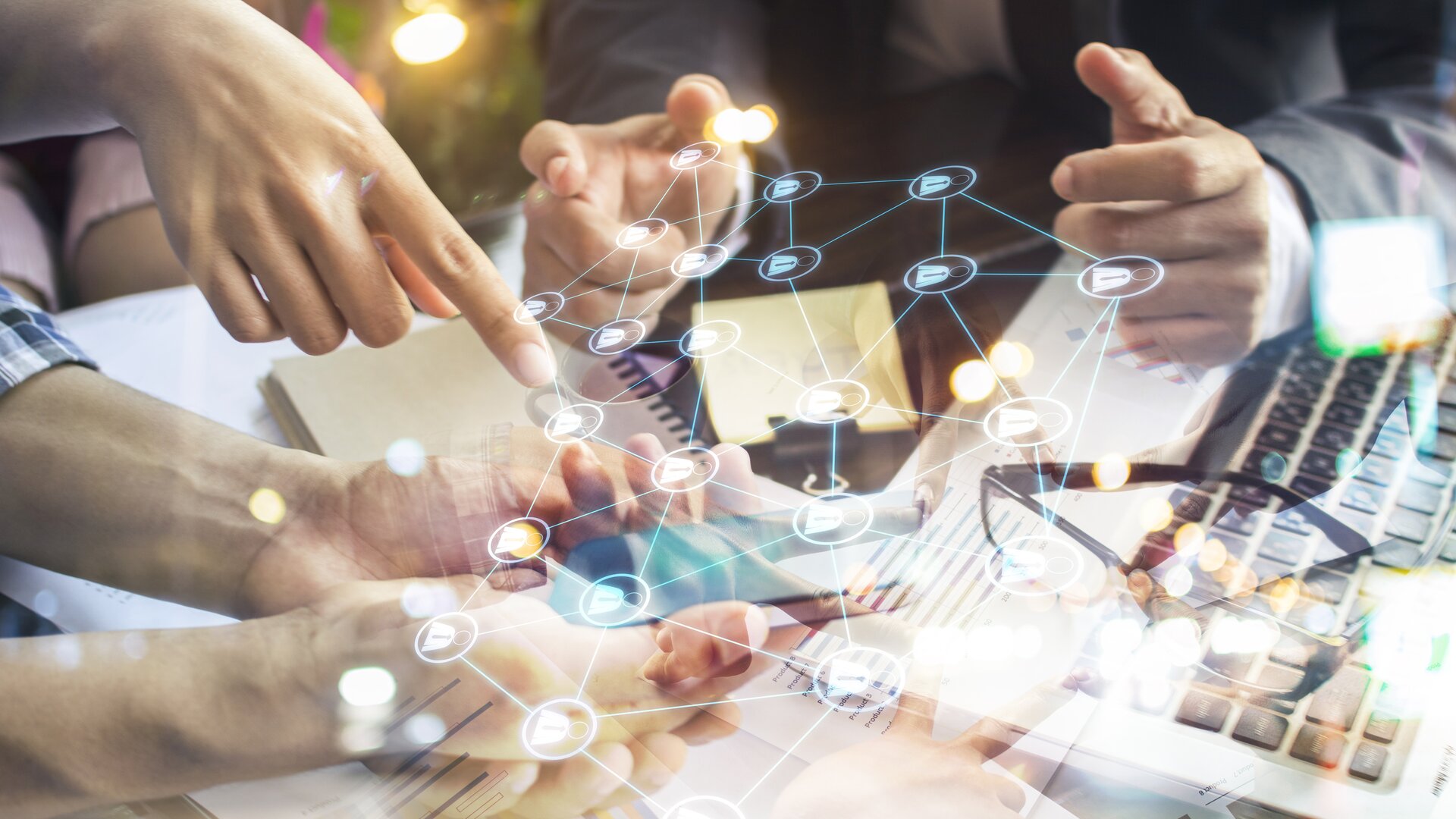 Team arbeitet gemeinsam an digitaler Netzwerkstrategie mit Smartphone, Datenvisualisierung und moderner Technologie