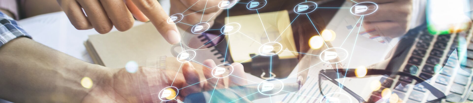 Team arbeitet gemeinsam an digitaler Netzwerkstrategie mit Smartphone, Datenvisualisierung und moderner Technologie