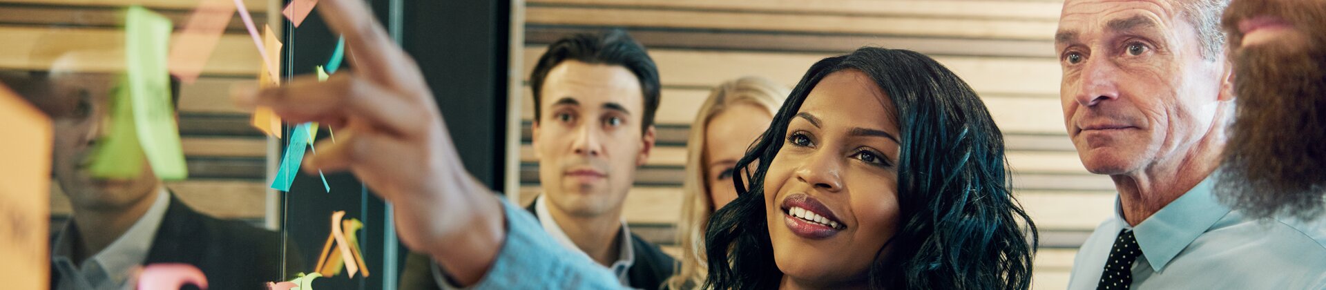 Team bei kreativer Planung mit bunten Sticky Notes im modernen Büro.