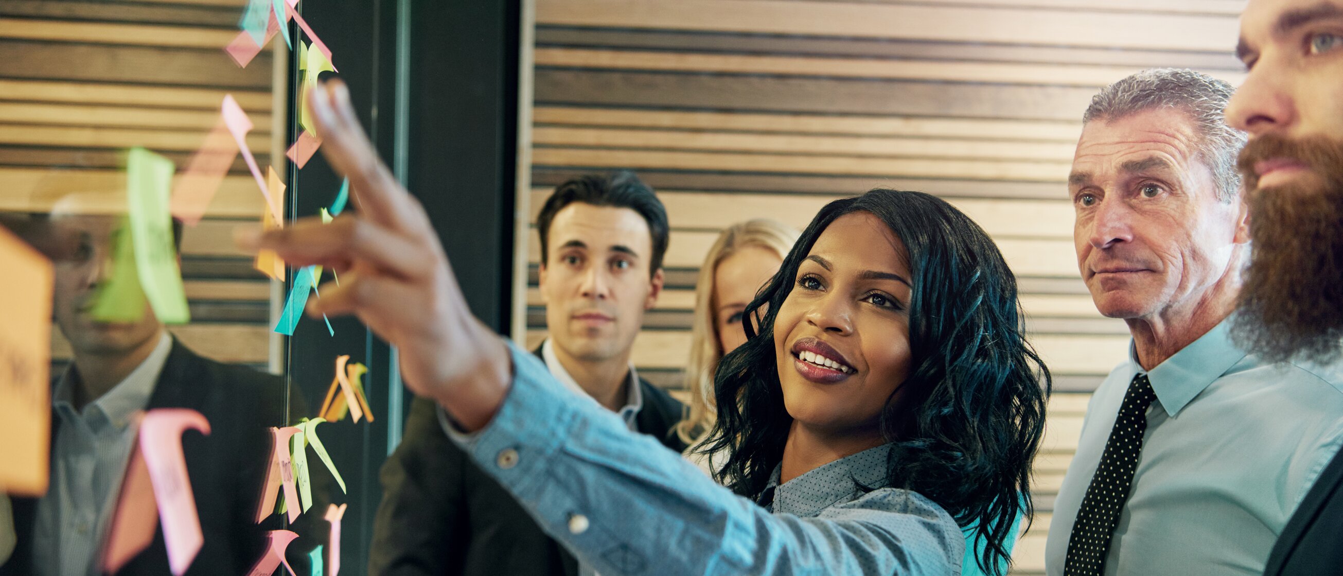 Team entwickelt gemeinsam innovative Ideen mit Post-its im Workshop zur digitalen Transformation.