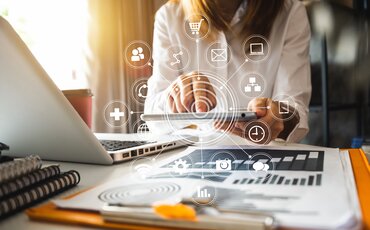 Weiterbildungen im Bereich Social Media: Marketingexpertin plant Social-Media-Kampagnen und erstellt Content-Strategien am Laptop.