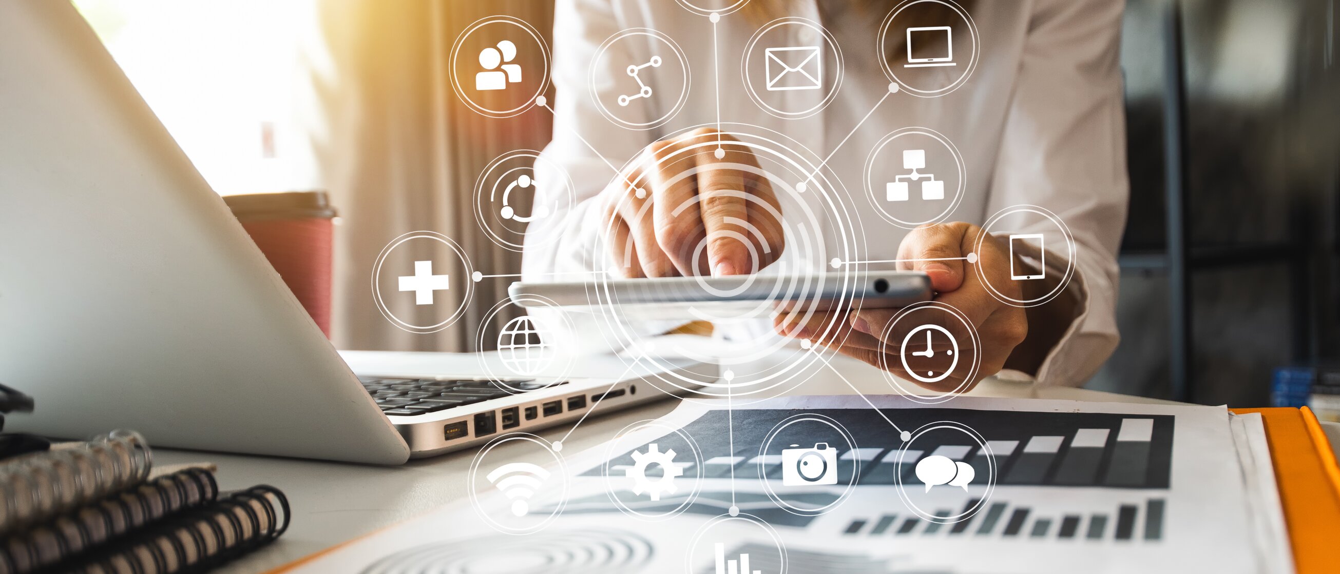 Frau arbeitet mit digitalen Marketingtools – Weiterbildung Gepr. Fachwirt/-in für Marketing