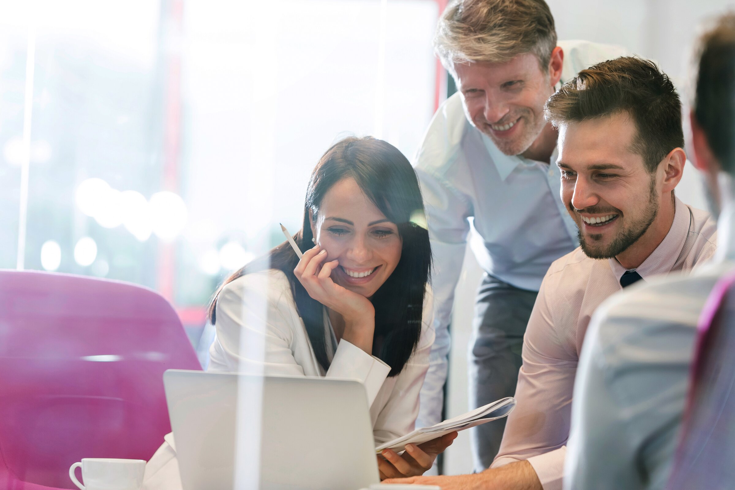 Teilnehmende der Weiterbildung Gepr. Wirtschaftsfachwirt/-in freuen sich im Team über erfolgreiche Projektergebnisse