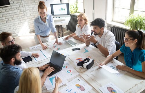 Marketingteam analysiert Daten und entwickelt Strategien im Meeting
