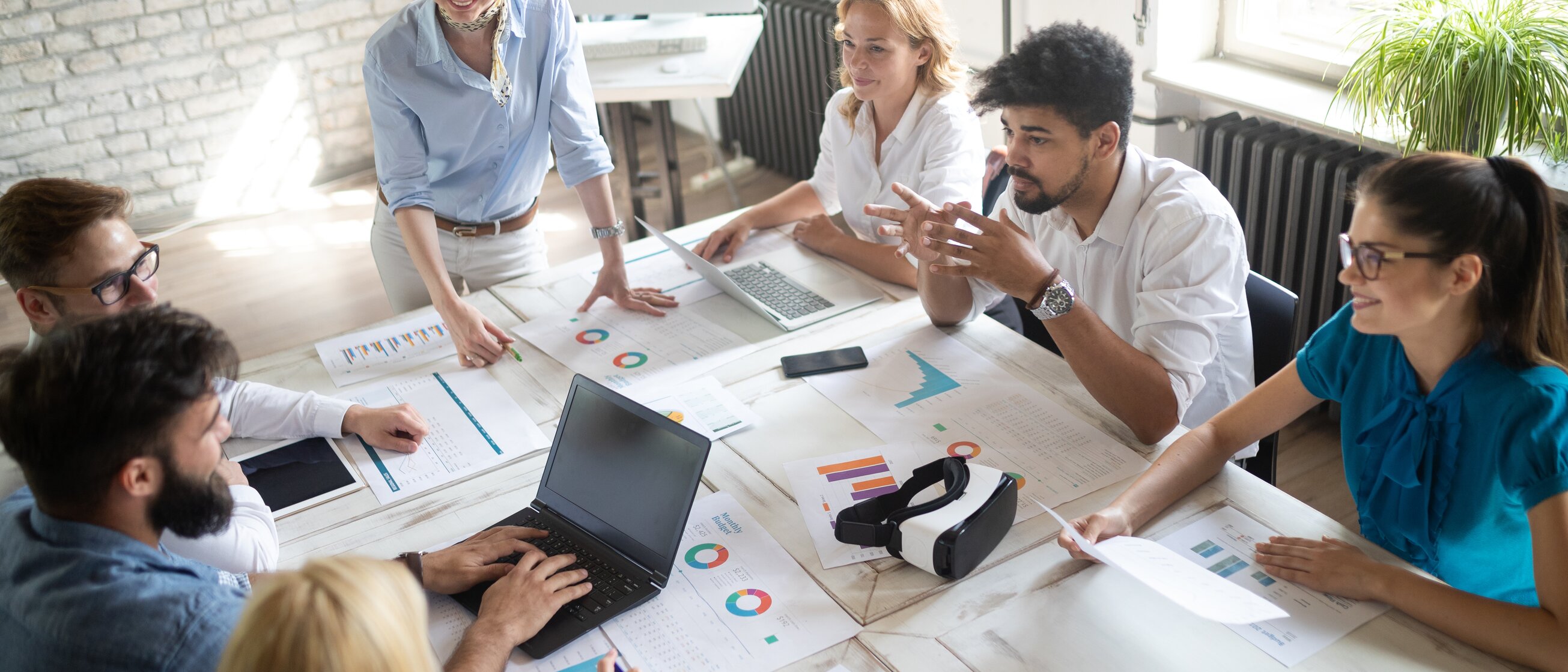 eilnehmende eines Social-Media-Seminars der IHK Akademie München diskutieren Strategien für erfolgreiche Online-Kommunikation und Marketingkampagnen.