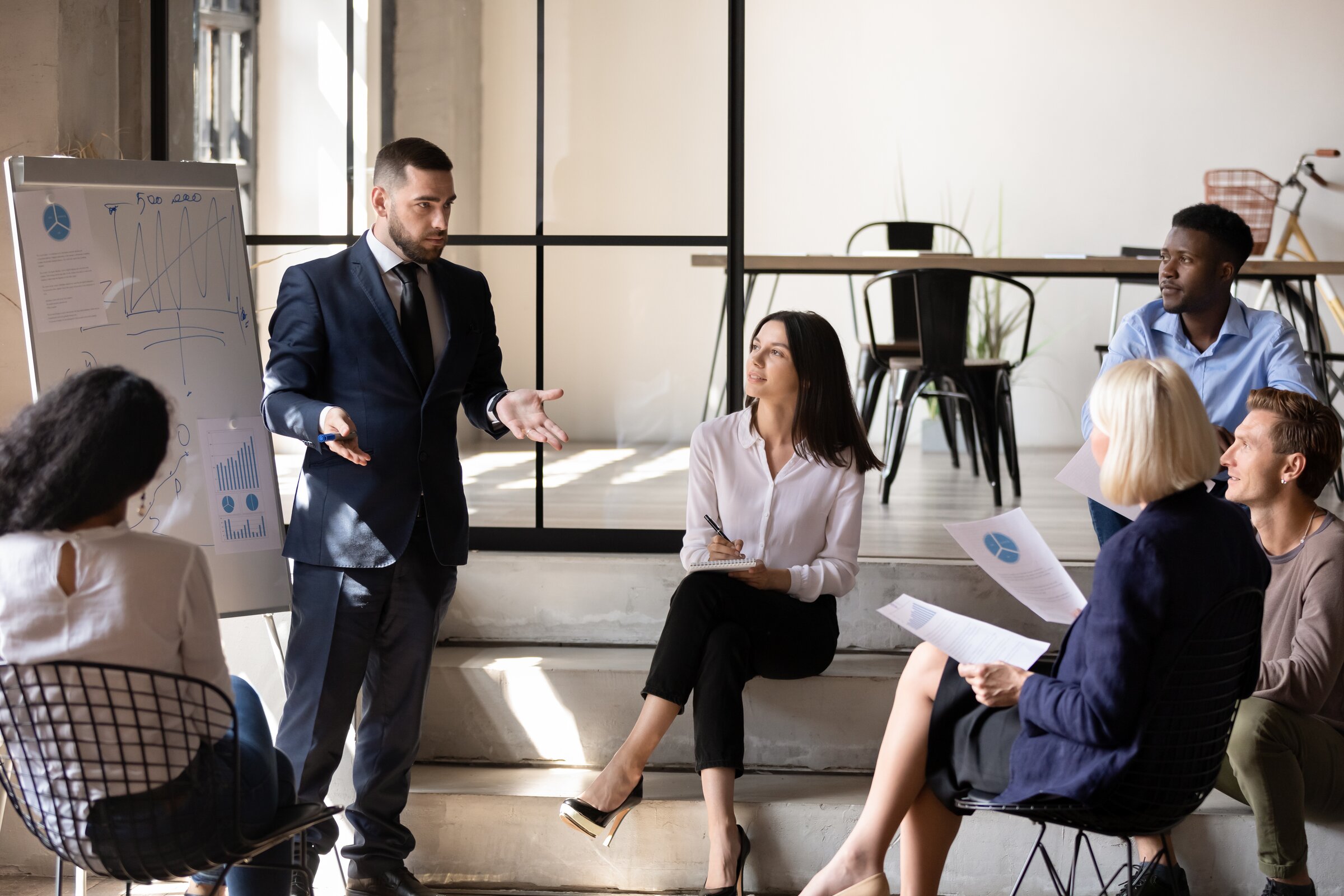 Weiterbildung im modernen Seminarraum – Fachwirt/-in für Marketing mit Abschluss auf DQR 6