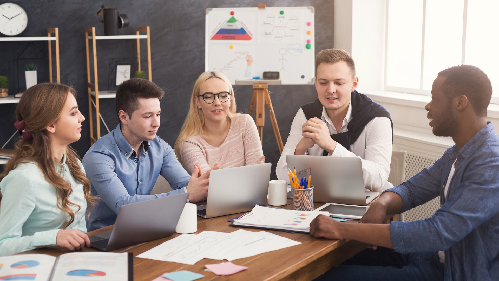 Eine konzentriert arbeitende Gruppe in moderner Team- bzw. Lernsituation.