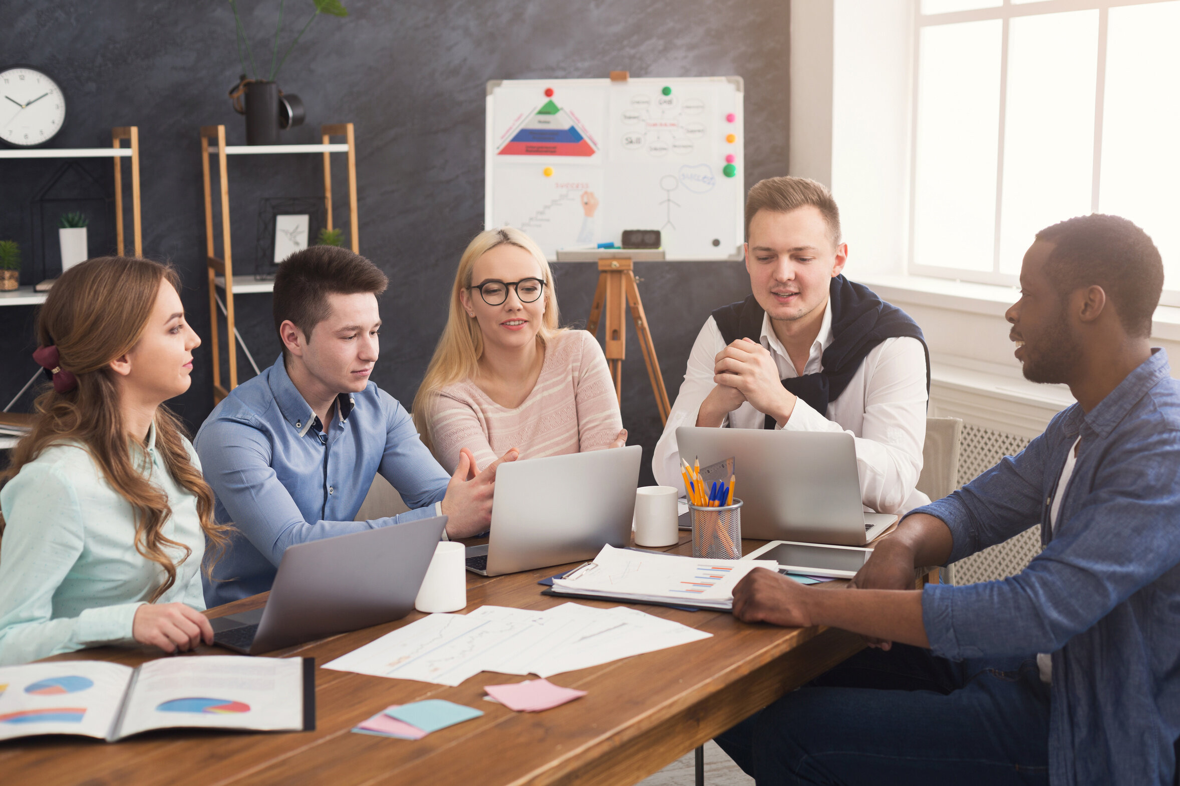 Team von Marketingfachleuten bespricht Projekte und Strategien im Büro