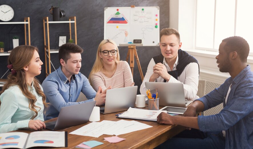 Eine konzentriert arbeitende Gruppe in moderner Team- bzw. Lernsituation.