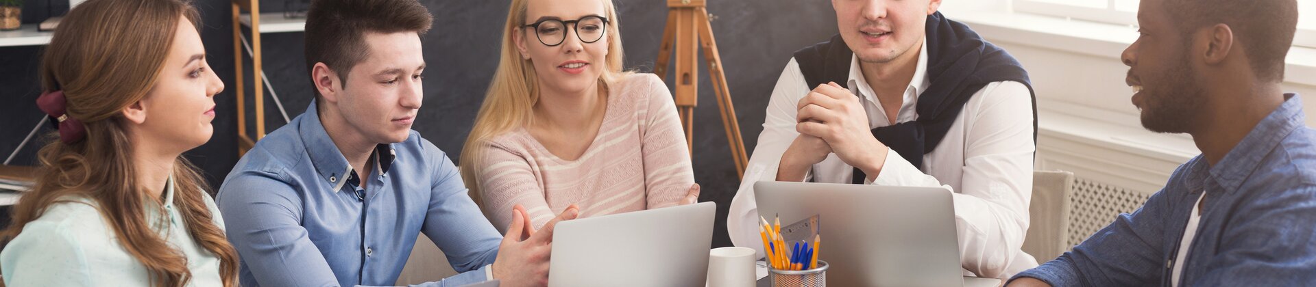 Eine konzentriert arbeitende Gruppe in moderner Team- bzw. Lernsituation.