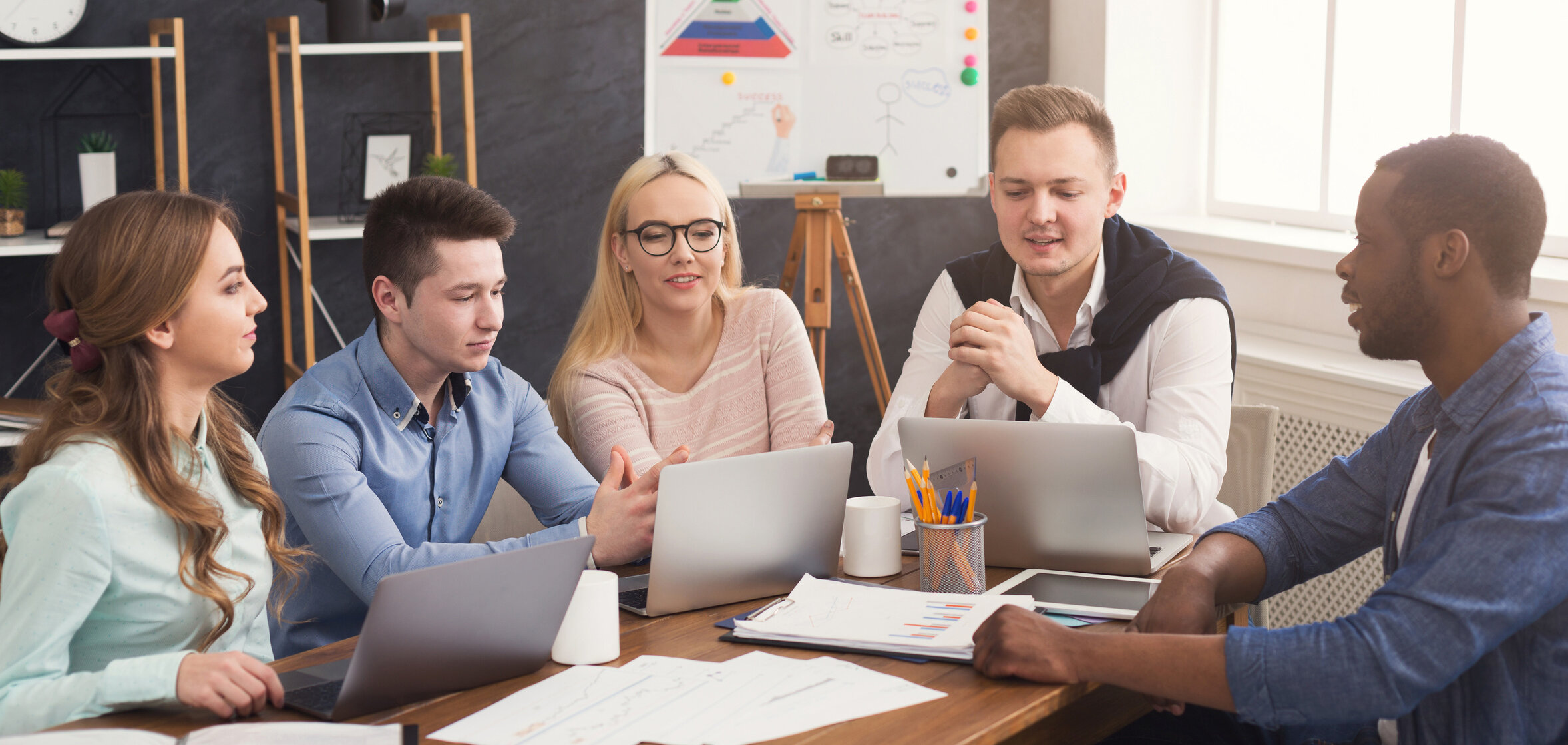 Weiterbildung im Bereich Marketing: Team entwickelt Marketingstrategien und analysiert Kampagnenergebnisse in moderner Lernumgebung.