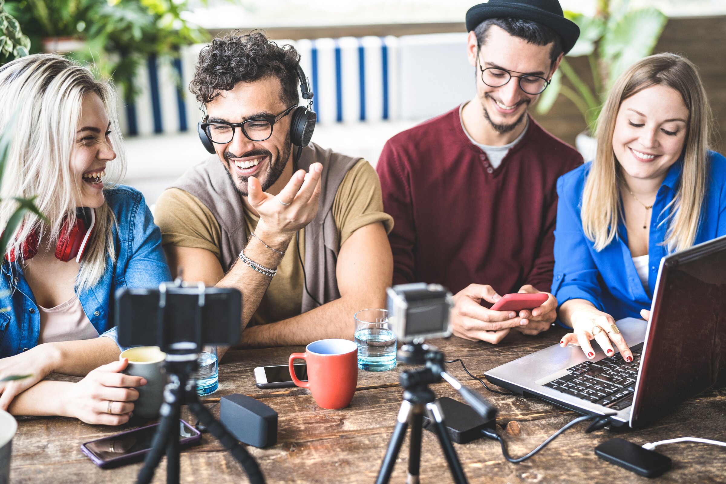 Junger Ingenieur arbeitet am Computer an technischen CAD-Zeichnungen im modernen Büro