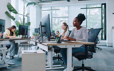 Teilnehmende einer Online-Marketing-Weiterbildung der IHK Akademie München arbeiten am Computer an digitalen Strategien für Social Media und Content-Marketing.