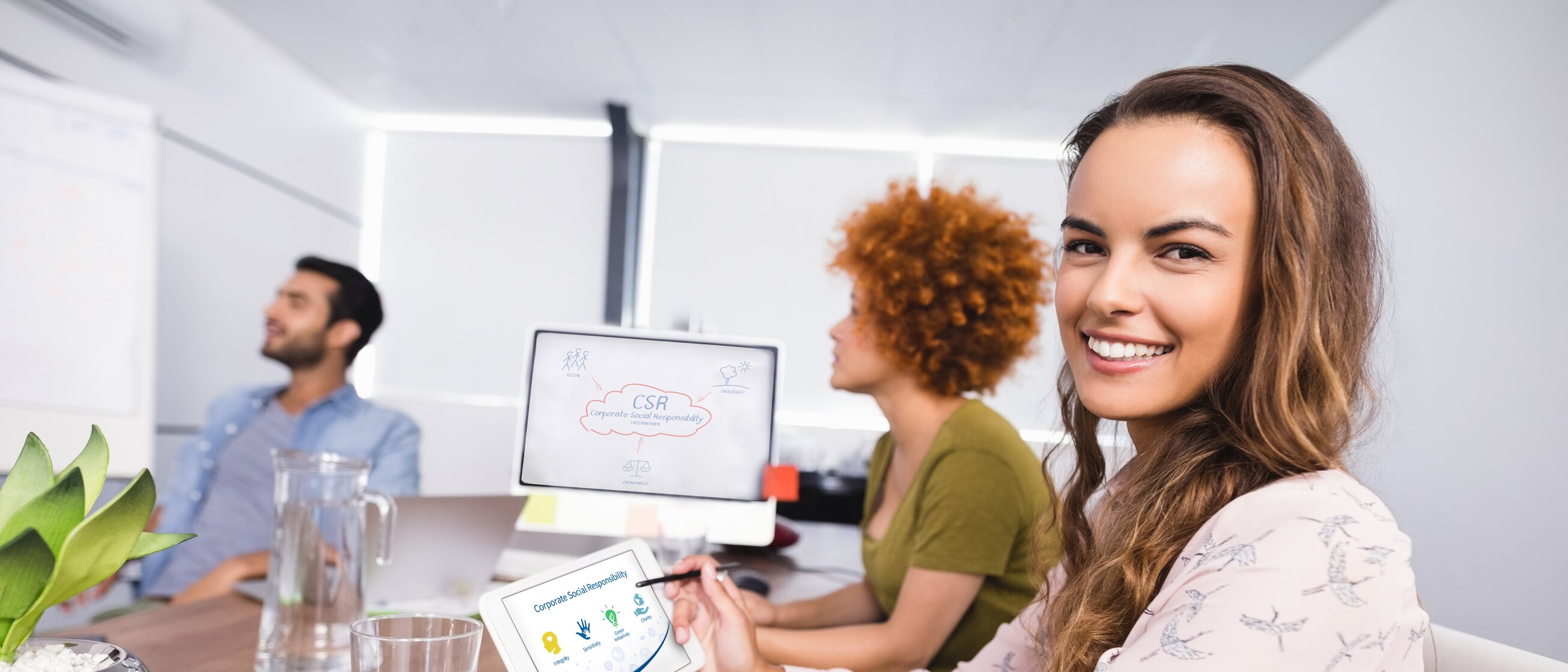 Teilnehmende einer CSR- und Nachhaltigkeitsweiterbildung der IHK Akademie München analysieren Umweltdaten und entwickeln praxisorientierte Strategien für verantwortungsvolles und zukunftsgerichtetes Wirtschaften.