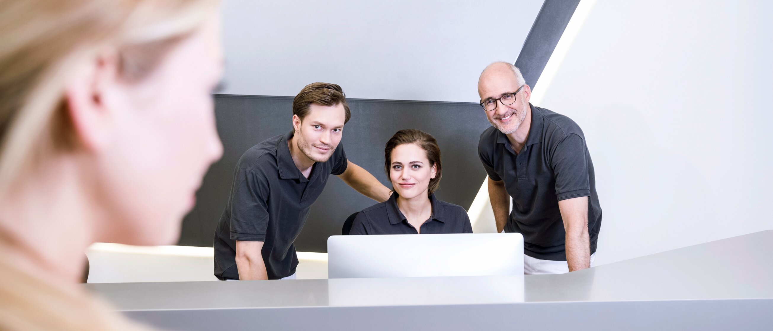 Mitarbeitende im Gesundheits- und Sozialwesen koordinieren Abläufe am Empfang