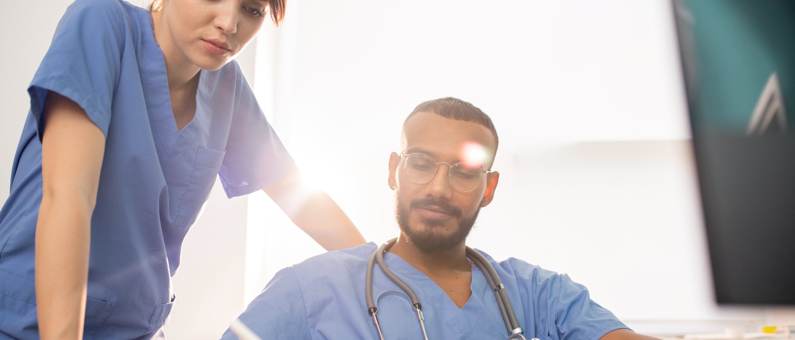 Weiterbildung im Gesundheitswesen: Zwei medizinische Fachkräfte im Gespräch miteinander