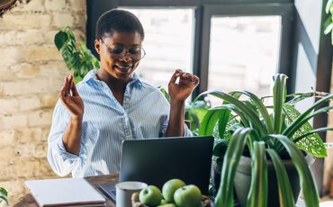 Eine Frau freut sichEine Frau freut sich über ihren Lernerfolg während einer Gesundheitsweiterbildung der IHK Akademie München und arbeitet motiviert an ihrem Laptop in einem modernen, grünen Arbeitsumfeld. über ihren Lernerfolg während einer Gesundheitsweiterbildung der IHK Akademie München und arbeitet motiviert an ihrem Laptop in einem modernen, grünen Arbeitsumfeld.