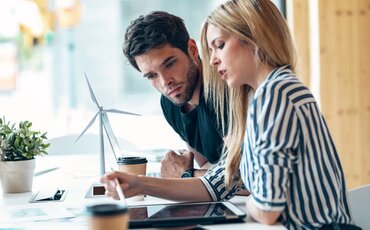 Angestellte stärken in der Weiterbildung ihre Fähigkeiten, Nachhaltigkeit und CSR strategisch im Unternehmen zu verankern.