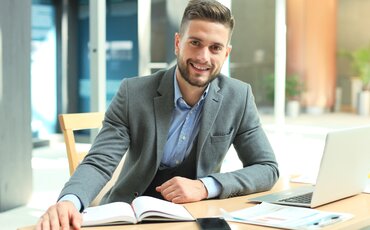 Angehender Personalfachkaufmann stärkt in der Weiterbildung sein Expertenwissen für eine erfolgreiche HR-Karriere.