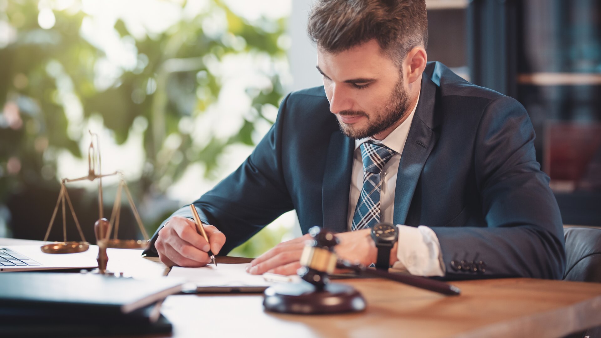 anwalt schreibt dokument im büro