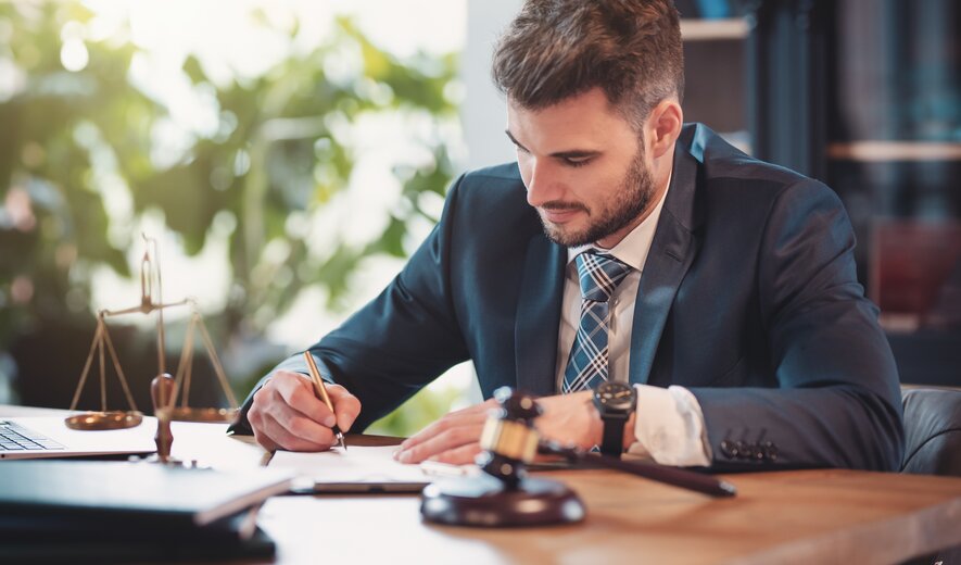 anwalt schreibt dokument im büro