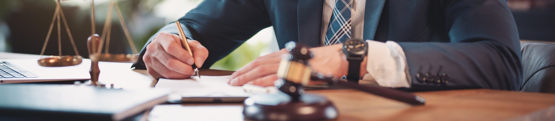 anwalt schreibt dokument im büro