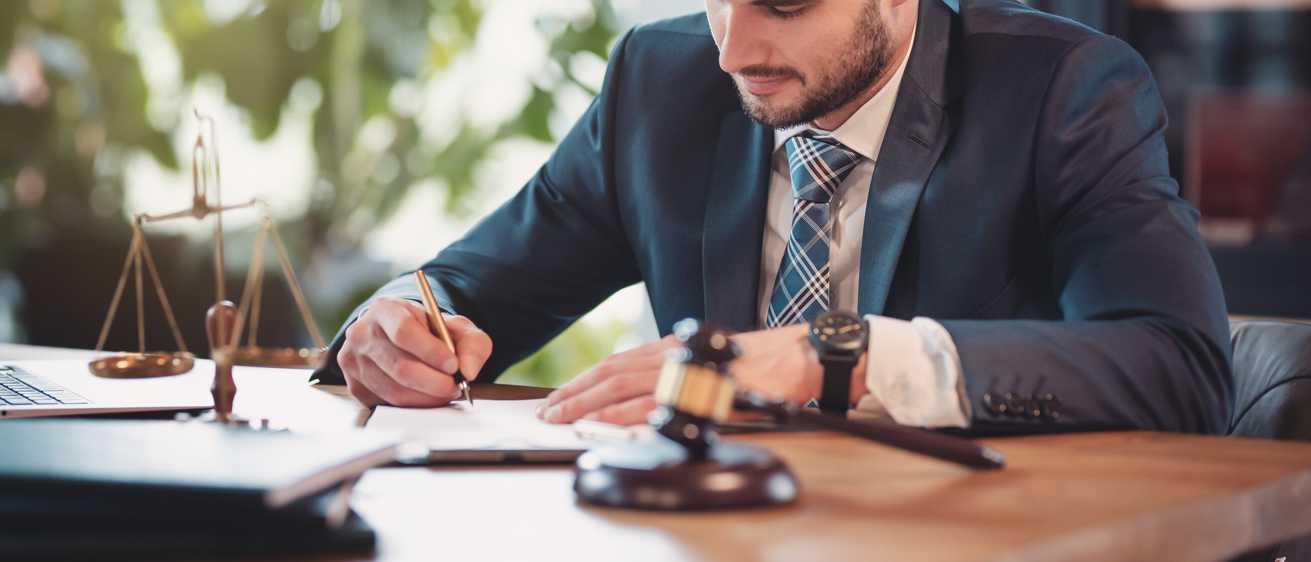Ein Fachmann prüft juristische Dokumente am Schreibtisch – Sinnbild für die praxisorientierten Arbeitsrechts-Weiterbildungen der IHK Akademie München, die rechtliche Sicherheit im Berufsalltag vermitteln.
