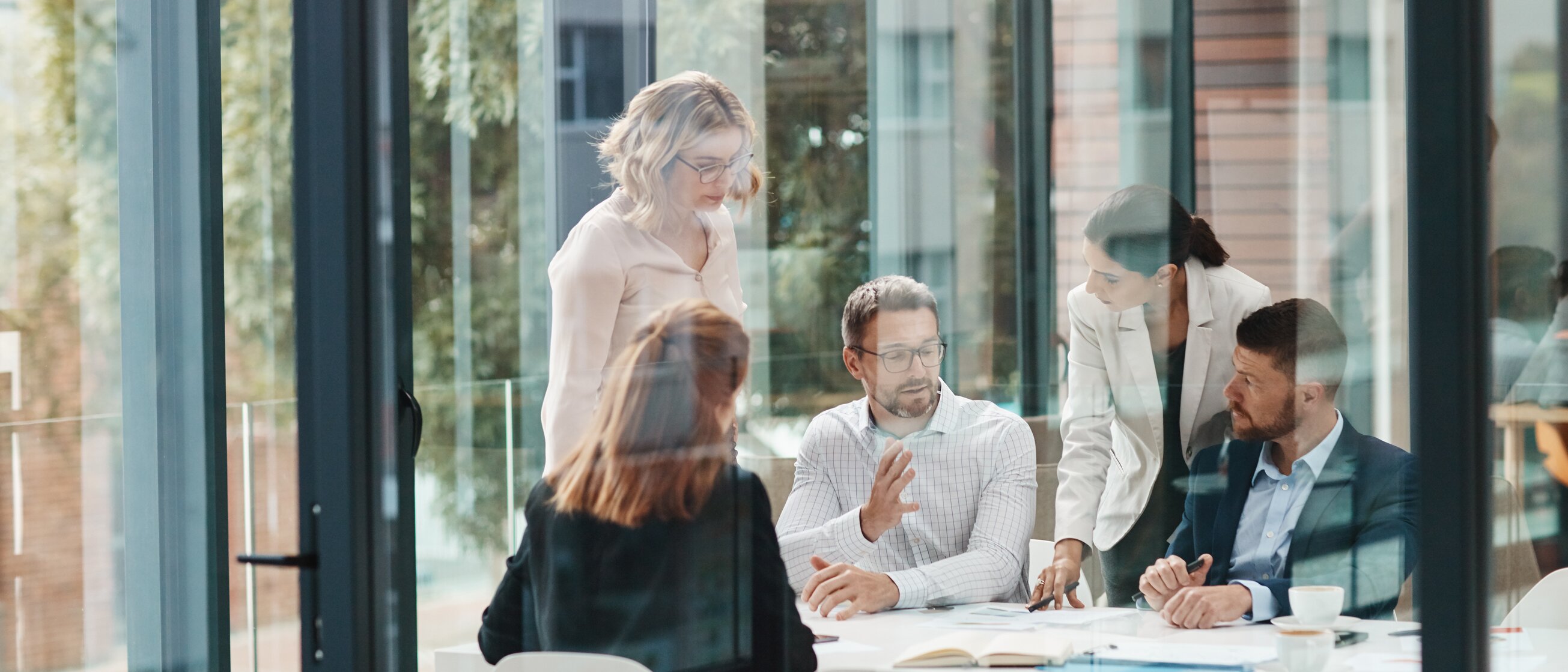 Teilnehmende einer Weiterbildung im Personalmanagement der IHK Akademie München arbeiten gemeinsam an praxisnahen Konzepten für erfolgreiche Personalführung und Organisationsentwicklung.